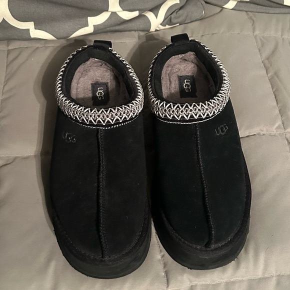 UGG platform slip on in black don’t wear anymore. Firm on the price. - Picture 3 of 7
